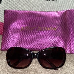 Betsy Johnson sun glasses 👓 💕